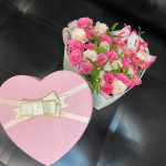 Композиция из роз в корзине «Подарочек» от интернет-магазина «Цветочная лавка»в Ватутинках